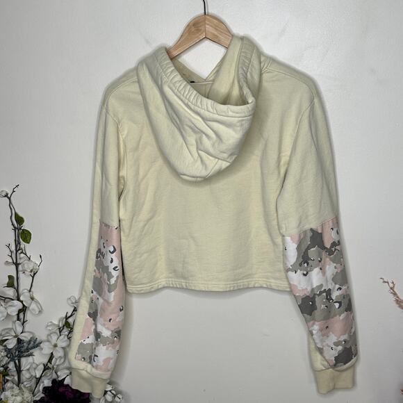 KITH Hailey Crop Camo Patch Hoodie Vintage White Cream Sz M {B9} - Picture 3 of 5